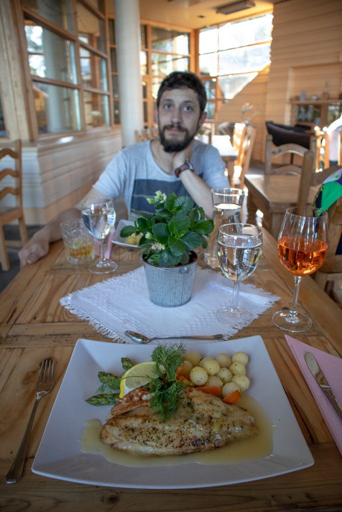 Kokemuksia ruoasta - Mies, pöytä ja lautanen, jolla kuhaa, tankoparsaa ja perunoita