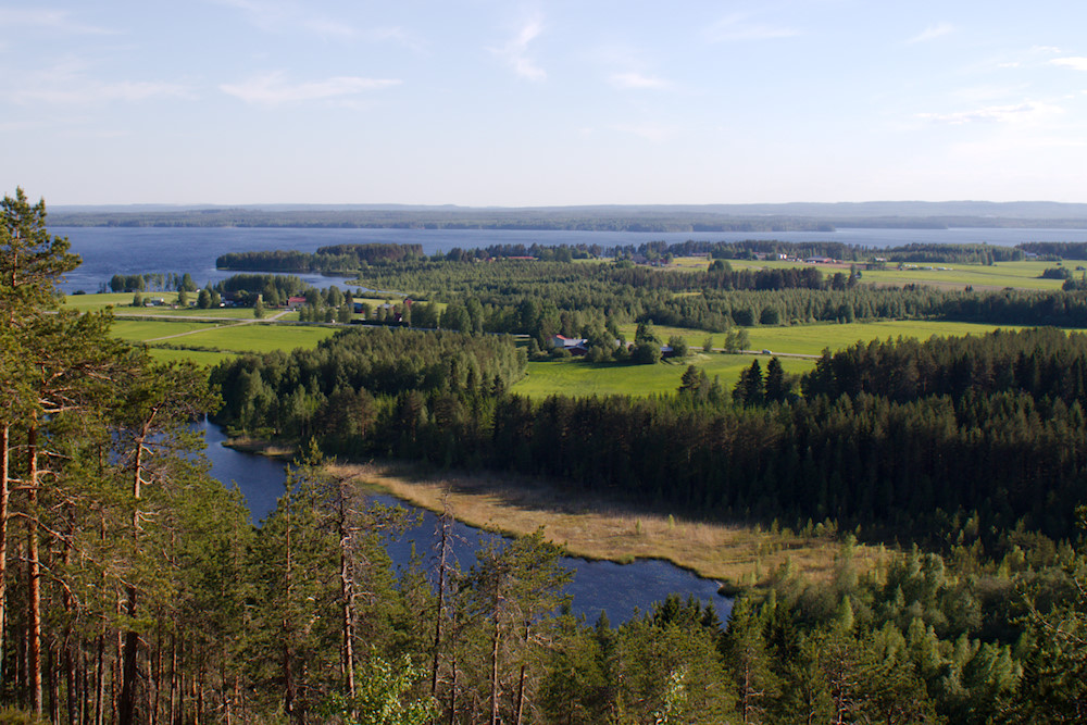 Näkymä Naapurinlouhen kodalta: metsiä, järviä ja peltoja
